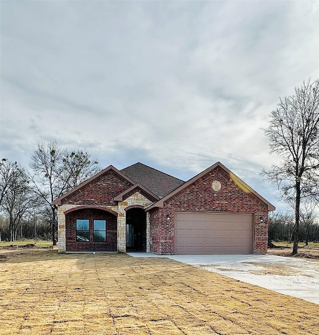 view of front facade featuring a front lawn and a garage