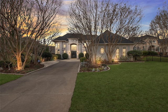 view of front of home featuring a lawn