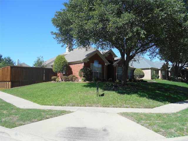 view of front of home featuring a front yard