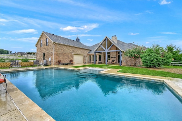 view of swimming pool with a yard