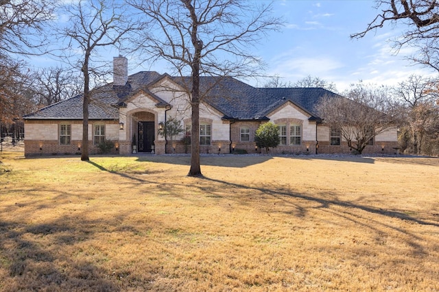 view of front of house featuring a front lawn