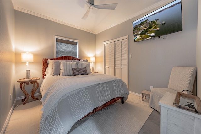 carpeted bedroom featuring ceiling fan, ornamental molding, and a closet