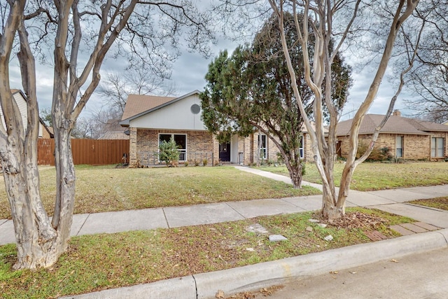 view of front of property featuring a front lawn