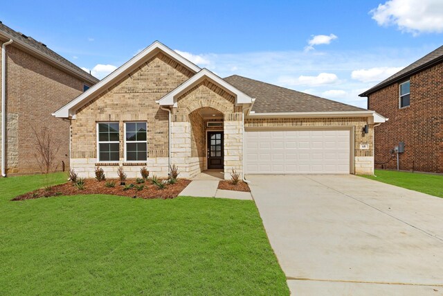 view of front facade featuring a yard and a garage