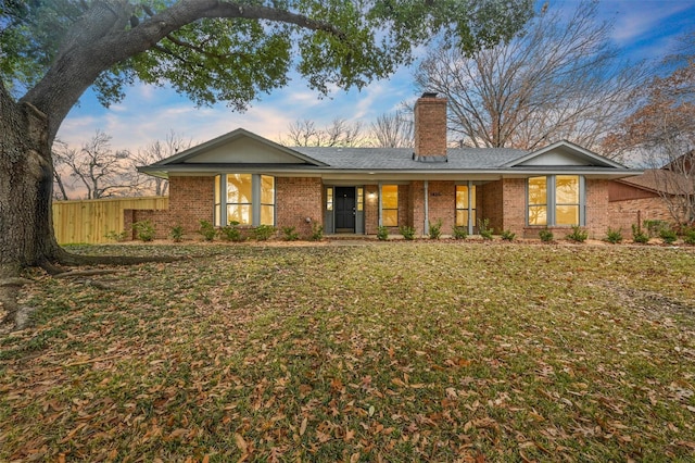 view of front facade featuring a yard