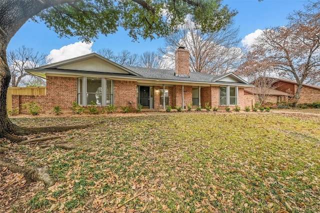 ranch-style house featuring a front lawn