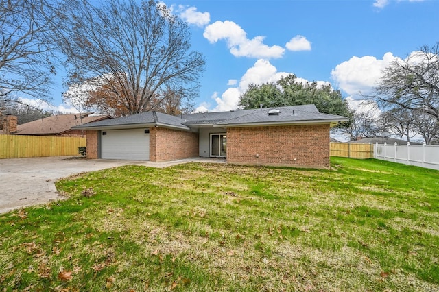 view of front of property featuring a front lawn and a garage