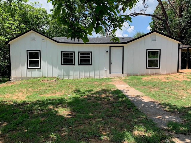 view of front of property featuring a front yard