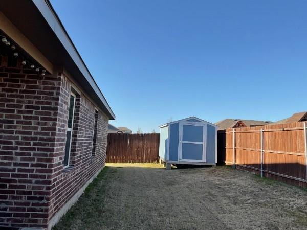 view of yard with a storage unit