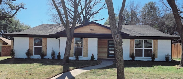 single story home featuring a front lawn