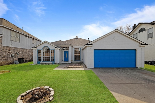 view of front of home featuring a garage, a front lawn, and central AC unit