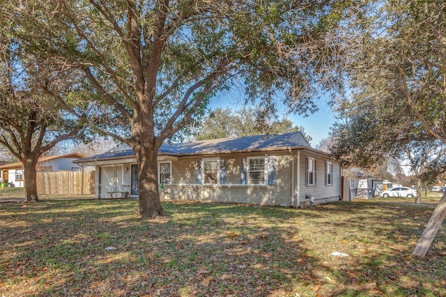 view of front facade featuring a front lawn