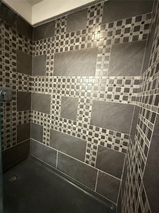 bathroom featuring tiled shower