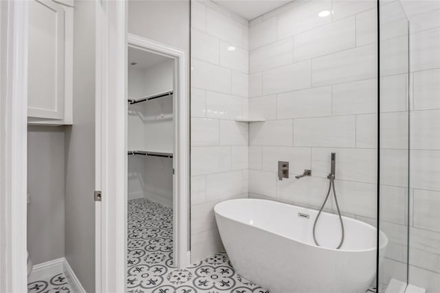 bathroom featuring a bathtub