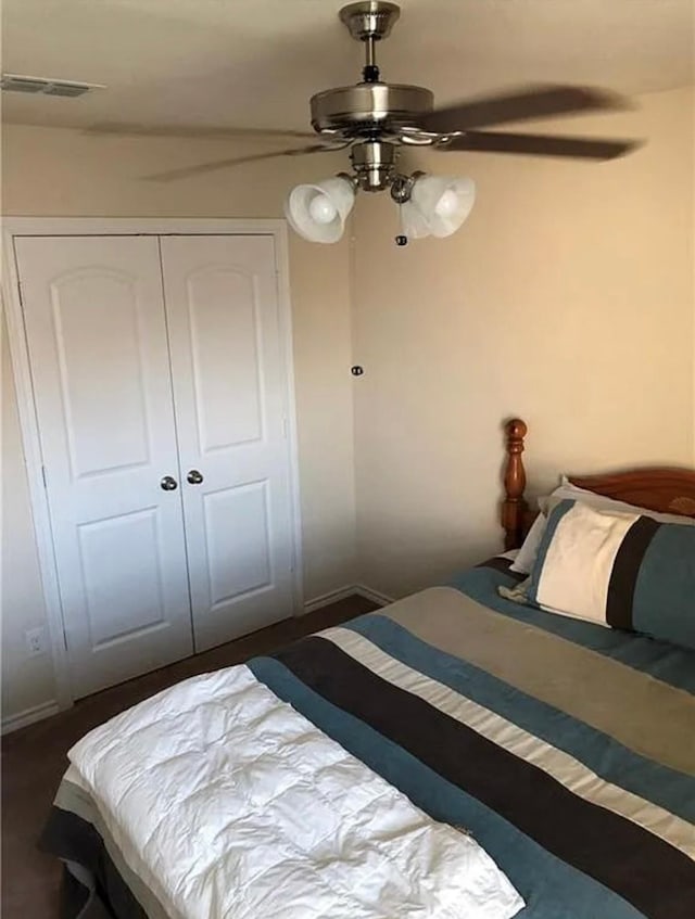 bedroom featuring baseboards, a closet, visible vents, and a ceiling fan