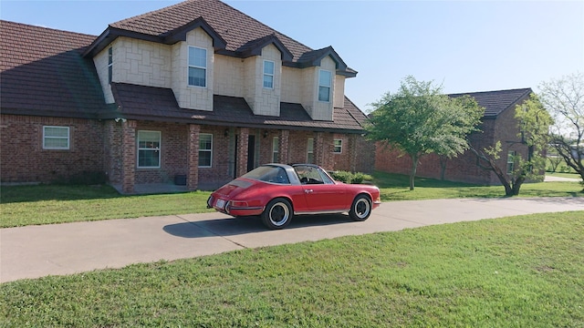 view of front facade featuring a front yard