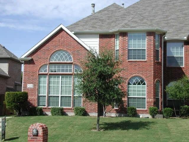 view of front of home with a front lawn