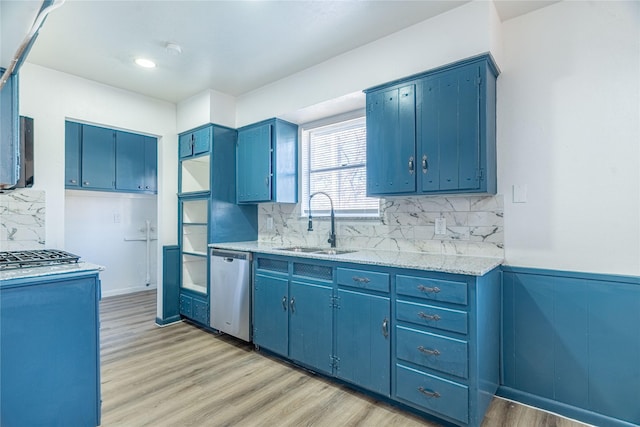 kitchen featuring tasteful backsplash, sink, stainless steel appliances, and blue cabinets