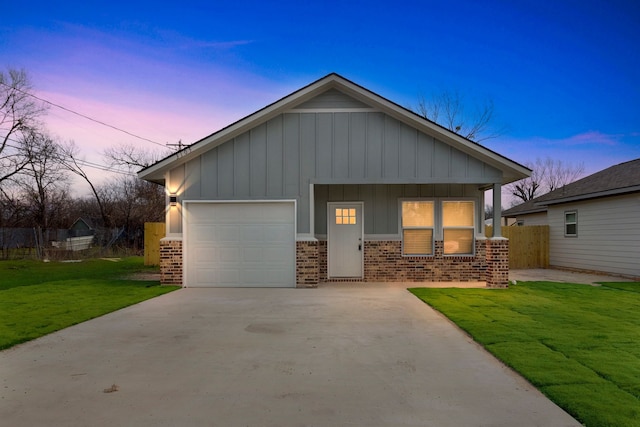 view of front facade featuring a yard and a garage