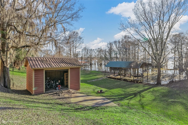 view of yard with a water view and an outdoor structure