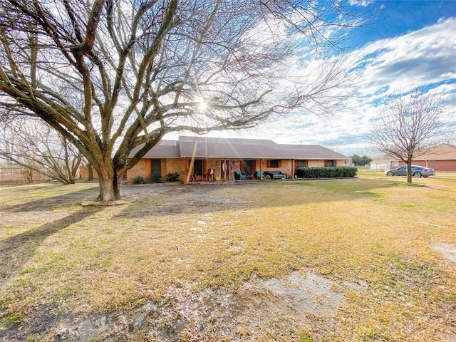 single story home featuring a front lawn