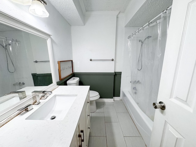 full bathroom featuring toilet, shower / bath combo with shower curtain, a textured ceiling, crown molding, and vanity