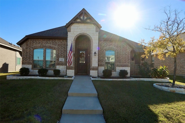 view of front of home featuring a front lawn