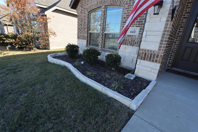 property entrance featuring a lawn