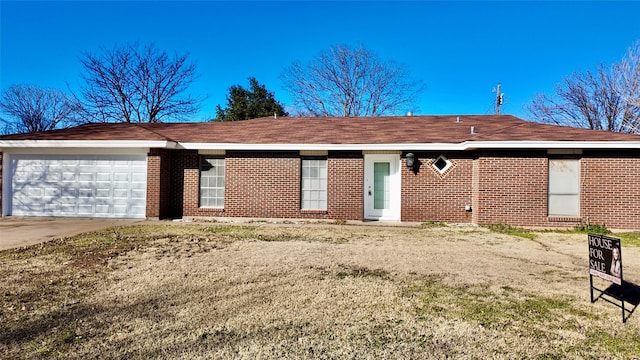 view of front of house featuring a garage and a front yard