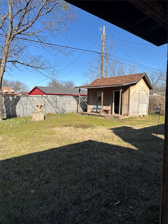 view of yard featuring an outbuilding