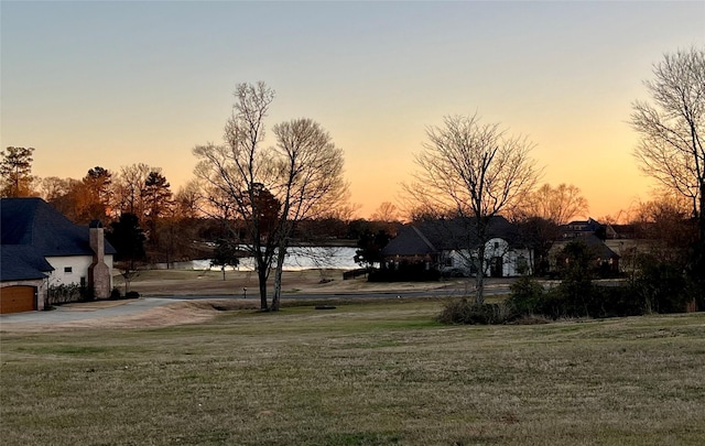 view of yard at dusk