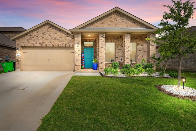 view of front facade featuring a garage and a yard