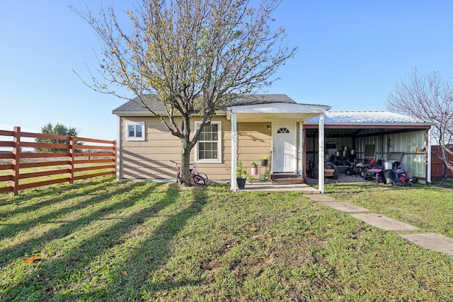 view of front facade with a front yard