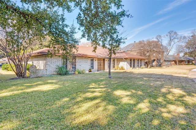 ranch-style home featuring a front yard