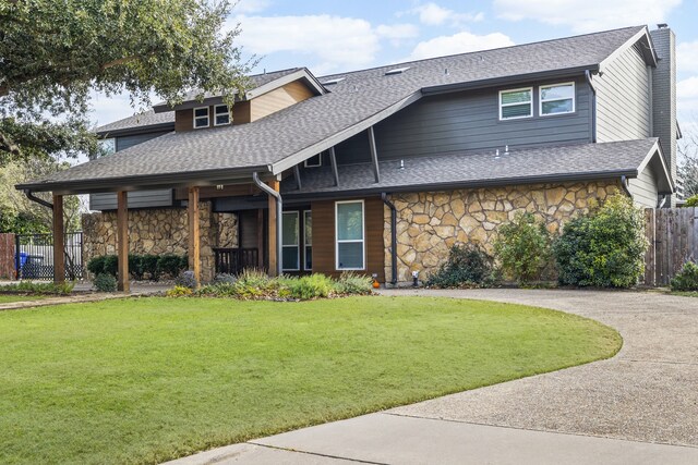 view of front of home with a front lawn