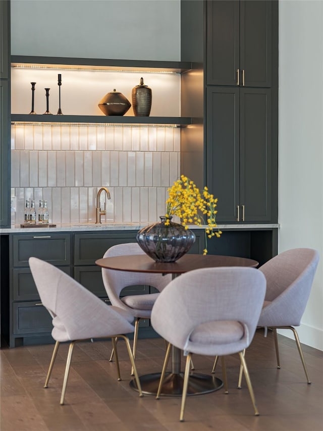 dining room with bar area