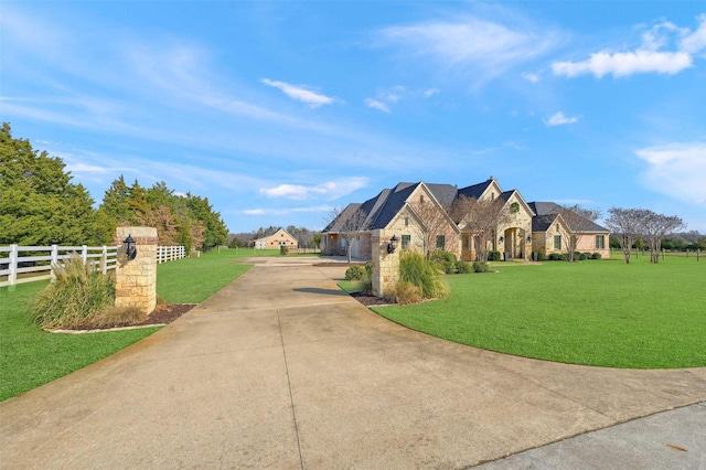 view of front of property featuring a front yard