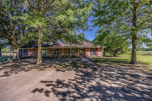 ranch-style house with covered porch