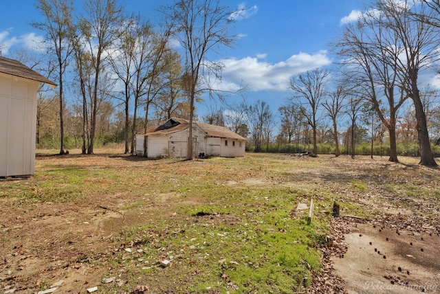 view of yard featuring an outdoor structure