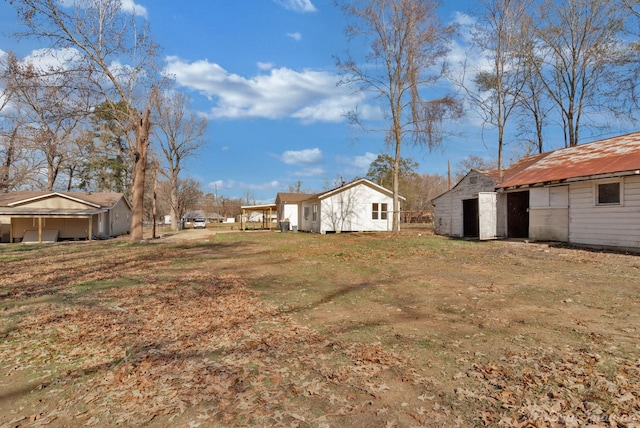 view of yard with a storage unit