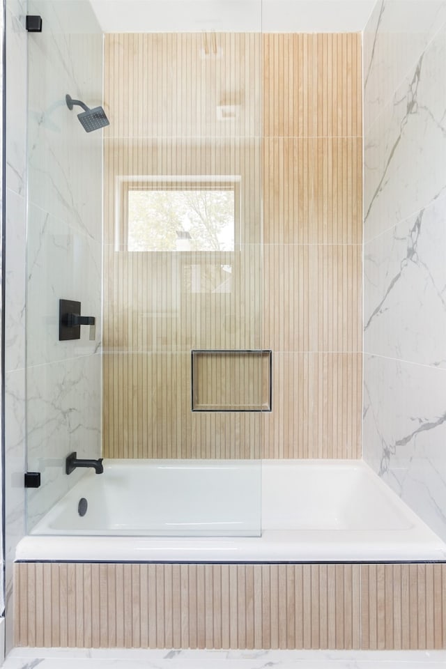 bathroom with tiled shower / bath combo