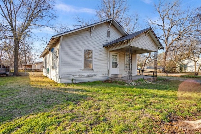 view of front of property with a front yard