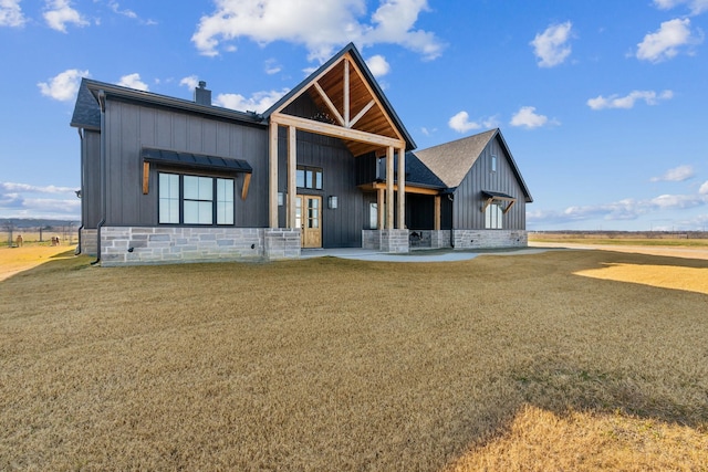 view of front facade with a front lawn