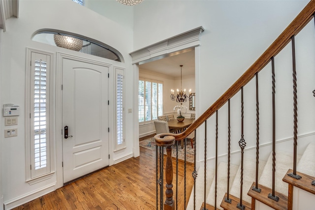 dining area featuring sink, an inviting chandelier, dark wood-type flooring, and crown molding