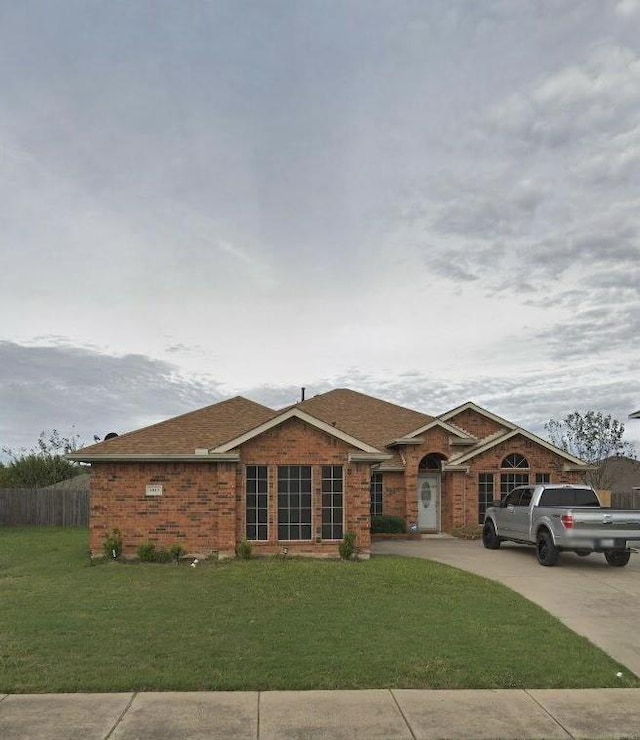 ranch-style home with a front yard