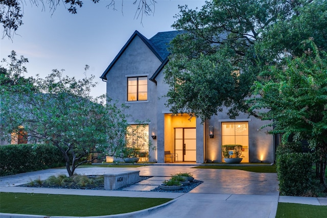 view of front of house featuring a front yard