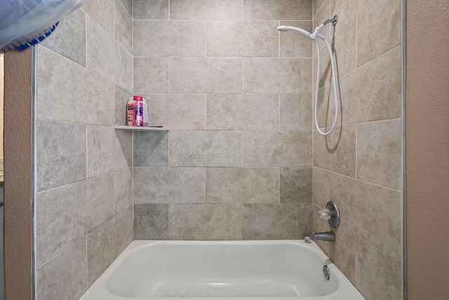 bathroom with tiled shower / bath