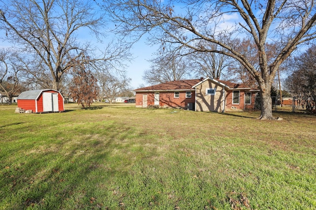 view of yard with a storage unit