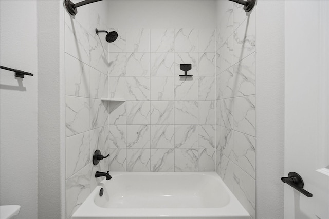 bathroom with tiled shower / bath combo