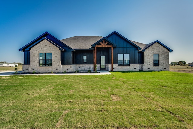 view of front facade with a front lawn